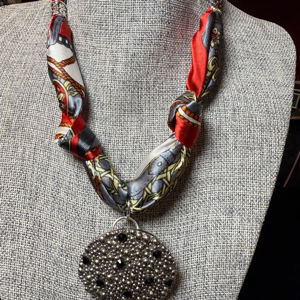 Elegant Silver and Black Pendant Necklace